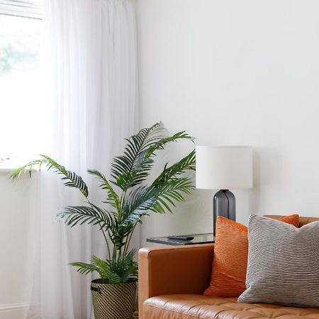 Beachside Retreat 2-Bedroom Gem With Free Private Parking & Outdoor Space Brighton Eksteriør bilde