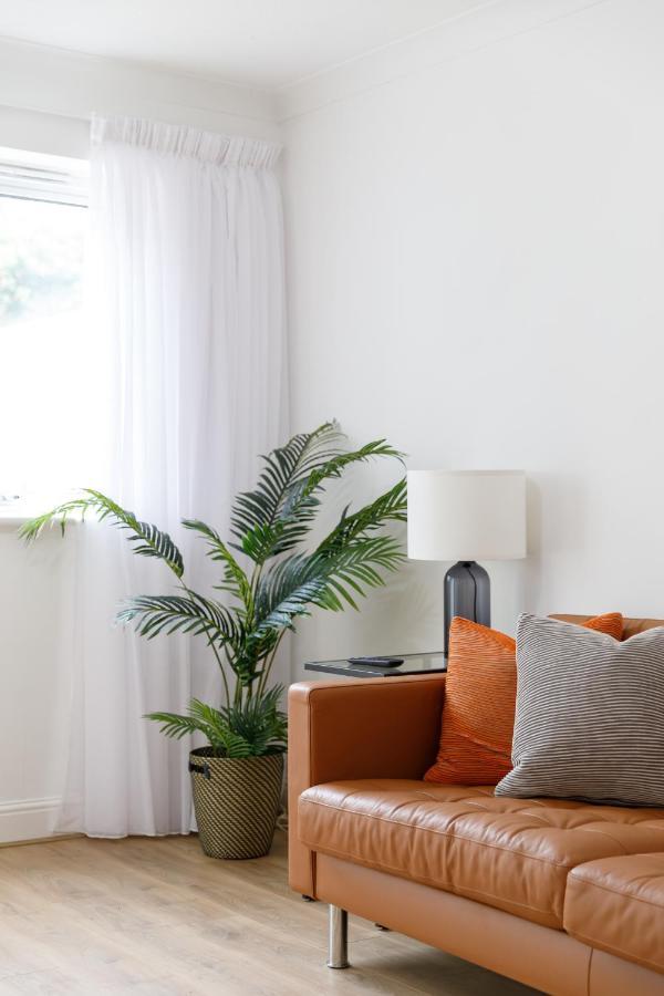 Beachside Retreat 2-Bedroom Gem With Free Private Parking & Outdoor Space Brighton Eksteriør bilde