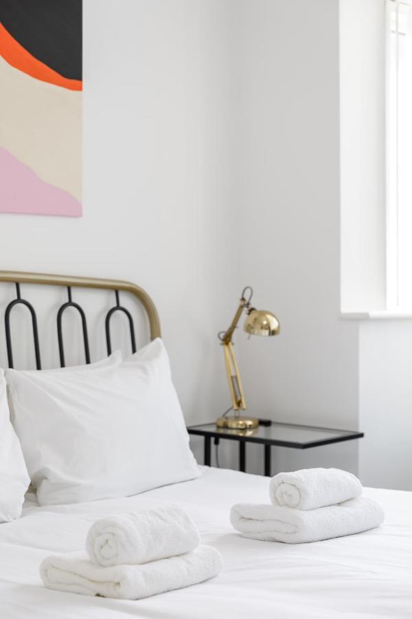 Beachside Retreat 2-Bedroom Gem With Free Private Parking & Outdoor Space Brighton Eksteriør bilde