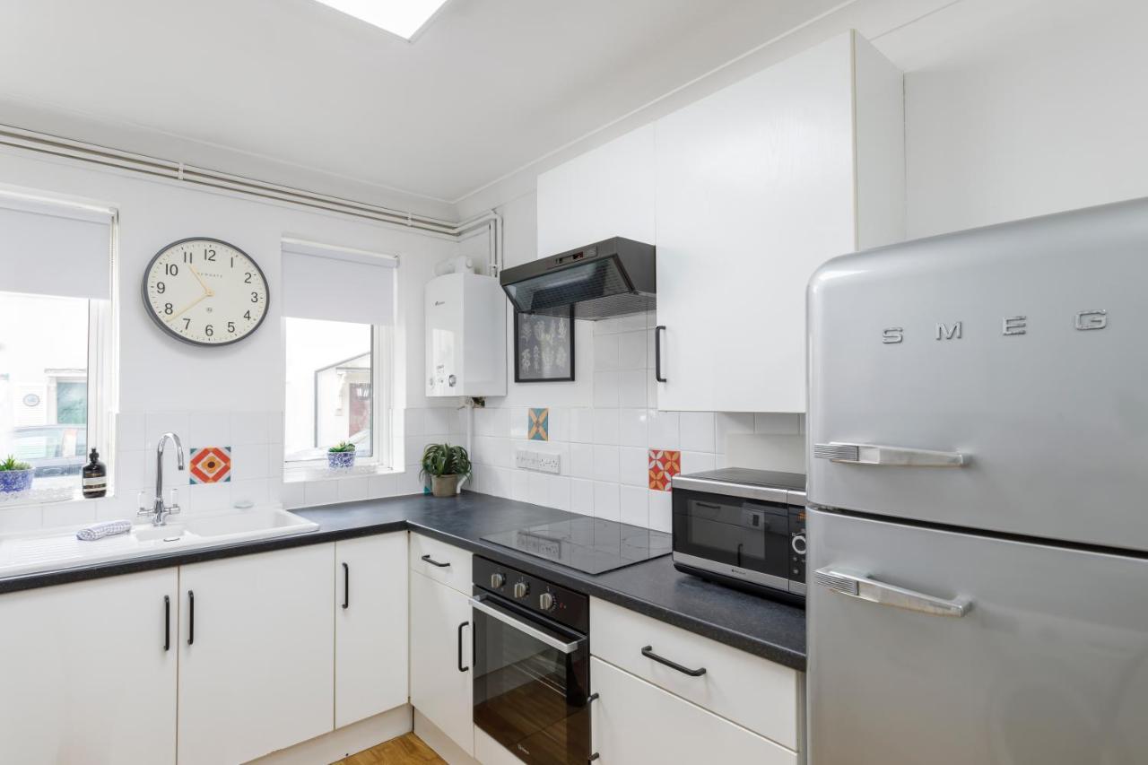 Beachside Retreat 2-Bedroom Gem With Free Private Parking & Outdoor Space Brighton Eksteriør bilde