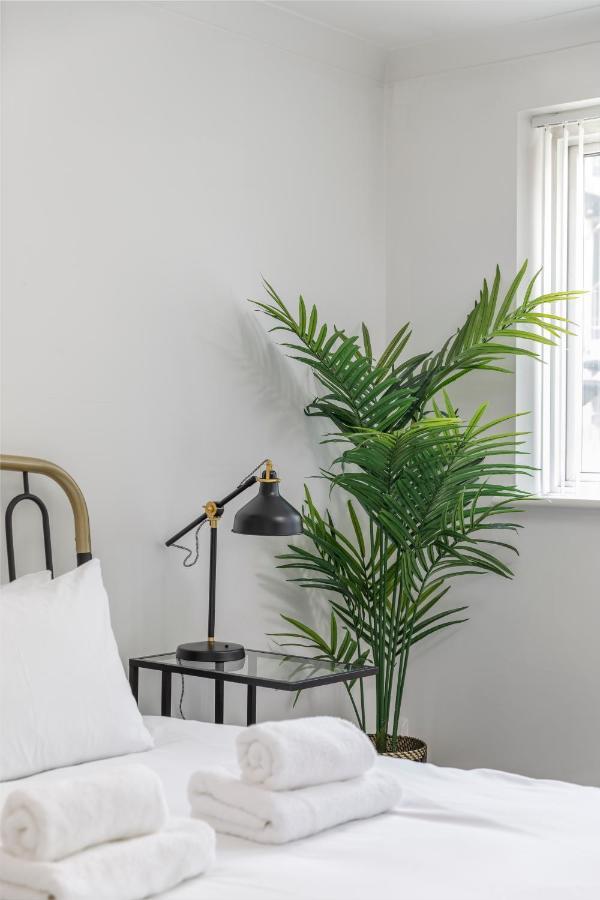 Beachside Retreat 2-Bedroom Gem With Free Private Parking & Outdoor Space Brighton Eksteriør bilde