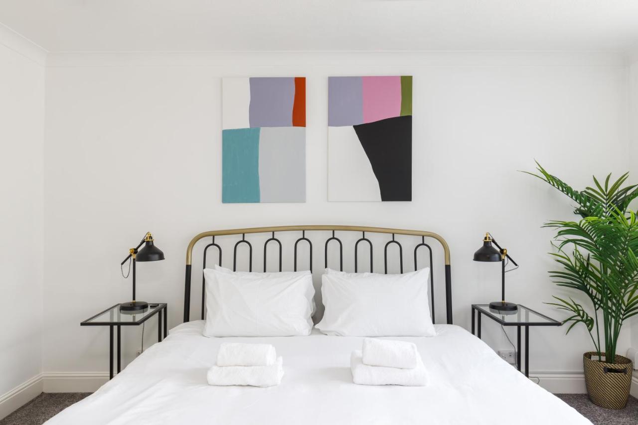 Beachside Retreat 2-Bedroom Gem With Free Private Parking & Outdoor Space Brighton Eksteriør bilde
